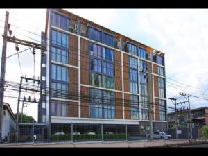 a large building with many windows on a street at เดอะสแควร์ คอนโดมิเนียม in Ban Phlu Yai