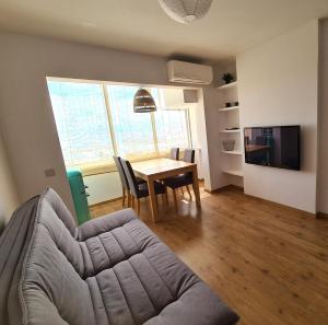 Una televisión o centro de entretenimiento en PISO DELTA MUGA Costa Brava