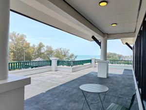 Balkón nebo terasa v ubytování Solis Beach Hotel Rajamangala
