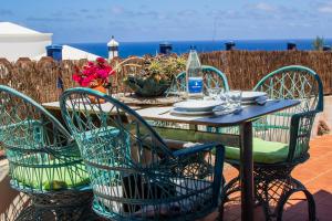 TabayescoにあるEco Casa Salitre,Montaña, Campo y Playaのテーブル(椅子付)、海の景色を望むテーブル
