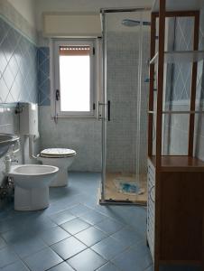 エーリチェにあるFinestra sul mareのバスルーム(トイレ、ガラス張りのシャワー付)