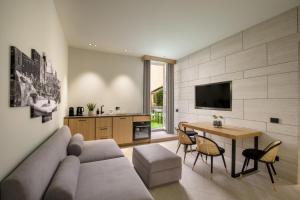 un soggiorno con divano e tavolo di Ripetta Luxury Apartments a Roma