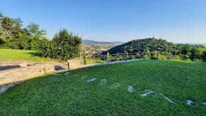 un grande prato con una collina sullo sfondo di Villa Duno a un passo da Città Alta a Clanezzo