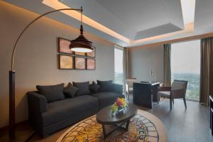 Uma área de estar em Sedona Hotel Yangon