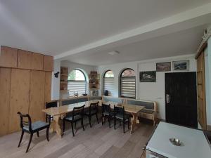 a dining room with a table and chairs at Kuca za odmor Lisine in Despotovac
