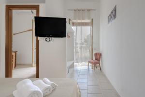 een kamer met een tv bovenop een koelkast bij Borgo Borgia - Casa del Beccaio in Giurdignano