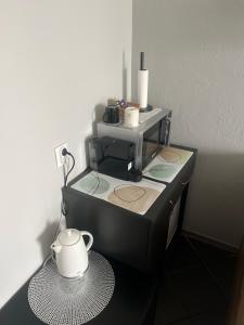 uma máquina de café sentada em cima de uma mesa em Šiauliu apartamentai em Siauliai