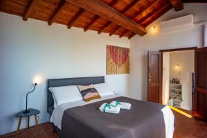 - une chambre avec un lit et 2 serviettes dans l'établissement Thalassa Apartment with AC, Terrace and Views, à Vernazza