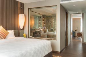 Uma cama ou camas num quarto em Sedona Hotel Yangon