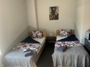 Кровать или кровати в номере Šiauliu apartamentai