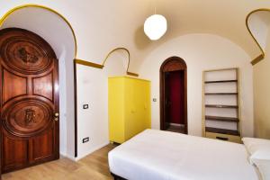 - une chambre avec un lit et une armoire en bois dans l'établissement Perugia-Apartments Via Favorita, à Pérouse