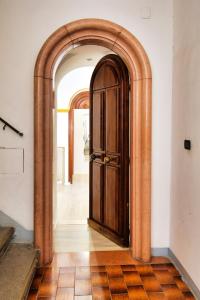 une voûte avec une porte en bois dans la chambre dans l'établissement Perugia-Apartments Via Favorita, à Pérouse