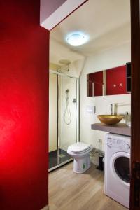 La salle de bains est pourvue d'une douche, de toilettes et d'un lavabo. dans l'établissement Perugia-Apartments Via Favorita, à Pérouse