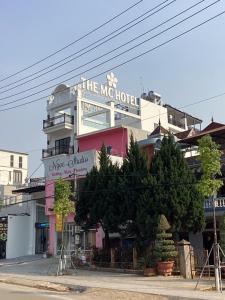 ein Gebäude mit einem Schild, das das Nyp Hotel liest in der Unterkunft The MC hotel mộc châu in Mộc Châu