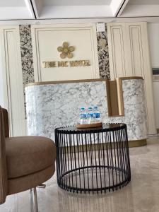 - une chambre avec 2 bouteilles d'eau sur une table dans l'établissement The MC hotel mộc châu, à Mộc Châu