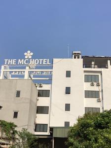 un hôtel avec un panneau au-dessus d'un bâtiment dans l'établissement The MC hotel mộc châu, à Mộc Châu