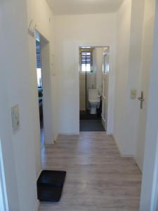 um corredor que leva a uma casa de banho com WC em Ferienwohnung in Hof Saale em Hof
