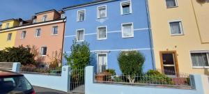 una casa azul en una fila de edificios en Ferienwohnung in Hof Saale en Hof