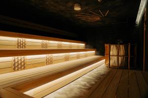 een rij lege banken in een gebouw bij EN PLUS Sauna and Capsule Bed 男性専用 in Kochi