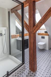 uma casa de banho com uma cabina de duche em vidro e um WC. em Pastorówka em Świdnica