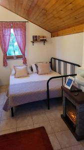 En eller flere senge i et værelse på Kuća za odmor Duga Pet friendly imanje 13500 m2