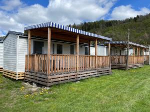 Sankt Peter am KammersbergにあるAlbatross Mobile Homes on Camping Bella Austriaの草原の小屋