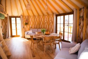 a dining room with a table in a yurt at 4 Żywioły -całoroczne jurty w Sudetach in Stronie Śląskie