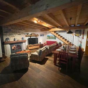 een woonkamer met een bank, een tafel en een open haard bij Casa Rural El Lagar del Abuelo en los Arribes del Duero, Badilla, Zamora in Zamora