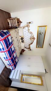 mały pokój z łóżkiem i lustrem w obiekcie Downtown haven w mieście Mohali