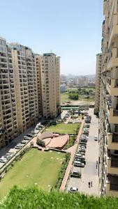 widok z powietrza na parking w mieście w obiekcie Downtown haven w mieście Mohali