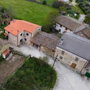 een uitzicht over een groep huizen met daken bij Casa Rural El Lagar del Abuelo en los Arribes del Duero, Badilla, Zamora in Zamora