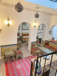 ein Wohnzimmer mit einem bunten Teppich auf dem Boden in der Unterkunft Zoco Riad in Tangier
