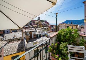 - un balcon offrant une vue sur la ville dans l'établissement Thalassa Apartment with AC, Terrace and Views, à Vernazza