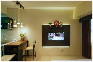 Μια τηλεόραση ή/και κέντρο ψυχαγωγίας στο Stunning City Center Studio Apartment