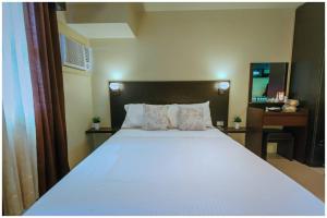 Ένα ή περισσότερα κρεβάτια σε δωμάτιο στο Stunning City Center Studio Apartment +25 φωτογραφίες