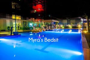 Πισίνα στο ή κοντά στο Stunning City Center Studio Apartment