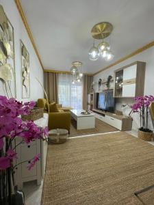 uma sala de estar com um sofá e uma televisão em Casa Amarela Guesthouse, Algorfa em Algorfa