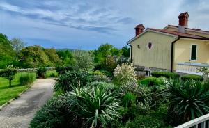 una casa con un jardín delante de ella en Villa Yucca Istra, en Labin