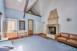 a living room with a bed and a fireplace at Augustine Beach - Maison à 700 m de la plage in Courseulles-sur-Mer