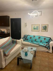 un soggiorno con due divani e un tavolo di Aphrodite studio a Póndi