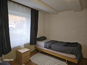 a small bedroom with a bed and a window at Home Sweet Klein ilsede in Ilsede