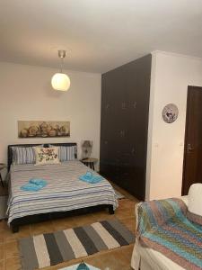 una camera da letto con un letto e un armadio nero di Aphrodite studio a Póndi