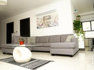 sala de estar con sofá y mesa en Seaview-CasadiAlfio-Qawra, en St Paul's Bay