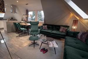 sala de estar con sofá verde y mesa en Apartment HH West modern und komfortabel, en Hamburgo