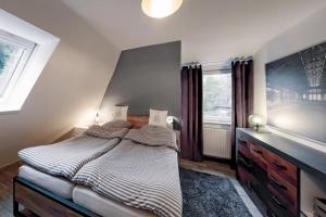 Un dormitorio con una cama grande y una ventana en Apartment HH West modern und komfortabel, en Hamburgo