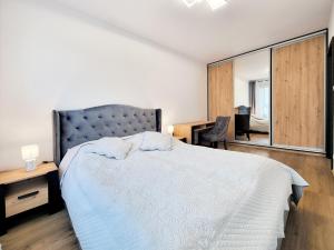 a bedroom with a bed and a desk and a window at CLASSY APARTMENTS - AQUAPARK Reda Novum in Rumia
