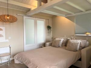 Katil atau katil-katil dalam bilik di New- The Cabana- With Sauna and Hot Tub, on a lake near Amsterdam