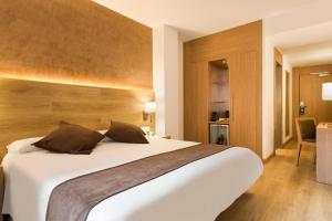 Posteľ alebo postele v izbe v ubytovaní Hotel Acta Azul Barcelona