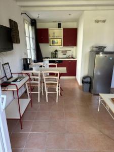 a kitchen with a table and chairs in a room at Maison vacances climatisée à 20 minutes de la mer in Gallargues-Le-Montueux