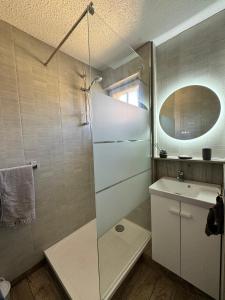 een badkamer met een douche en een wastafel bij TERRA BELLA 2 in Grosseto-Prugna